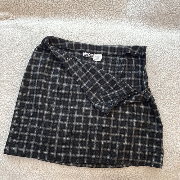 NYCC black skirt with grey and white plaid pattern. - Picture 2 of 4